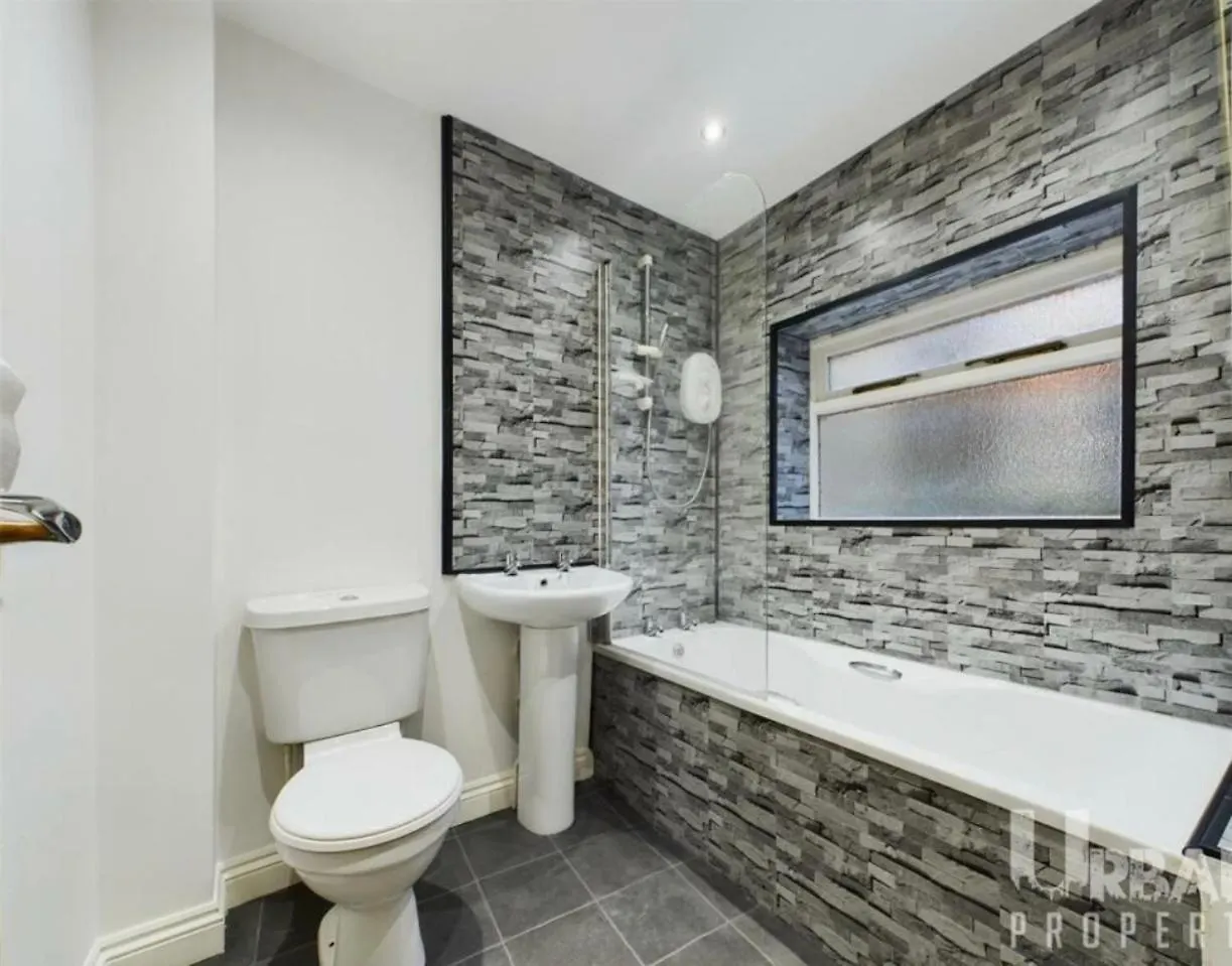 Modern Two Bed Apartment Kingston upon Hull 0*,