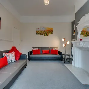  Holiday home Hull Large 4 Bedrooms 8 Beds - Close To A63 Mkm Stadium & Hri